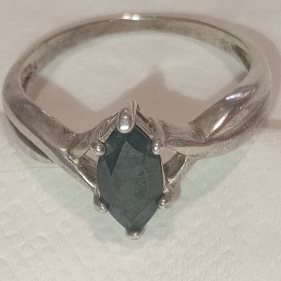 Vintage Black Gem Sterling Silver Ring - Picture 5 of 12